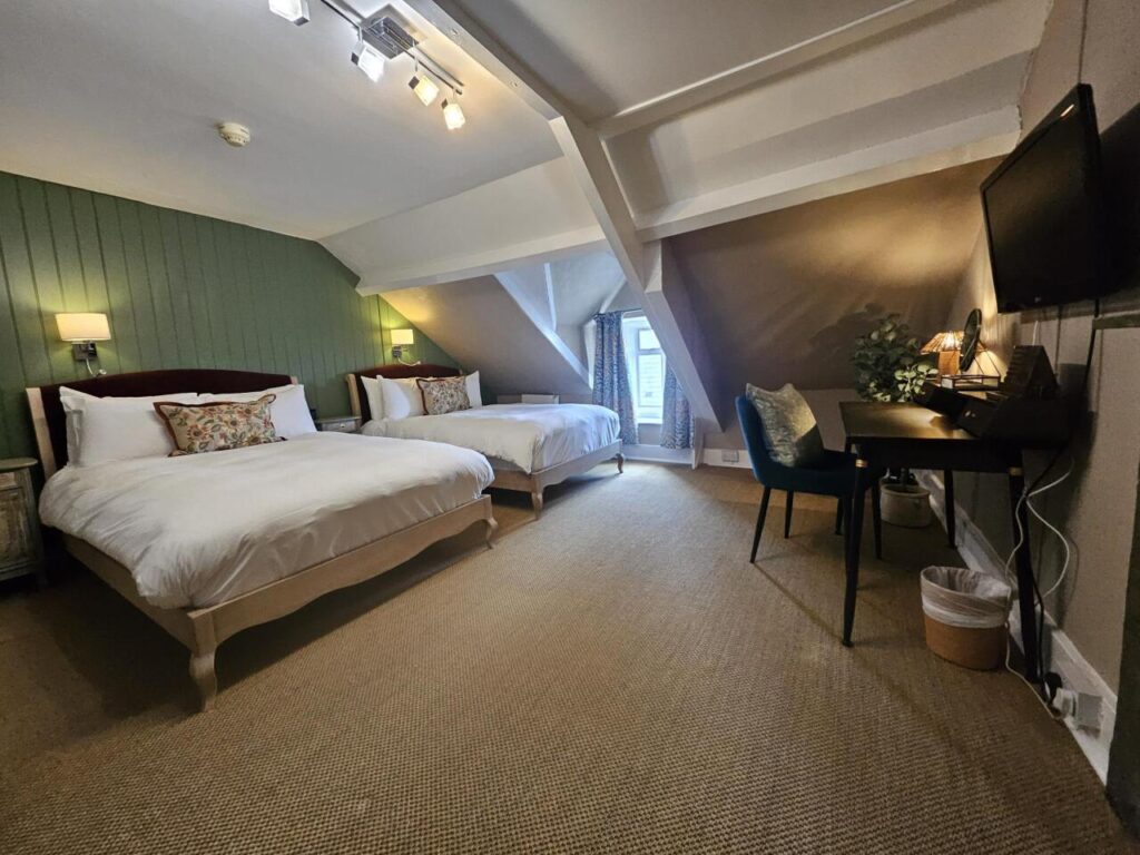 cotswold-gardens-b-and-b-family-room-king-ensuite-01
