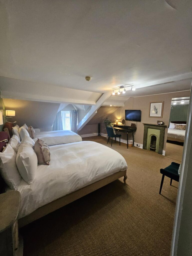 cotswold-gardens-b-and-b-family-room-king-ensuite-03