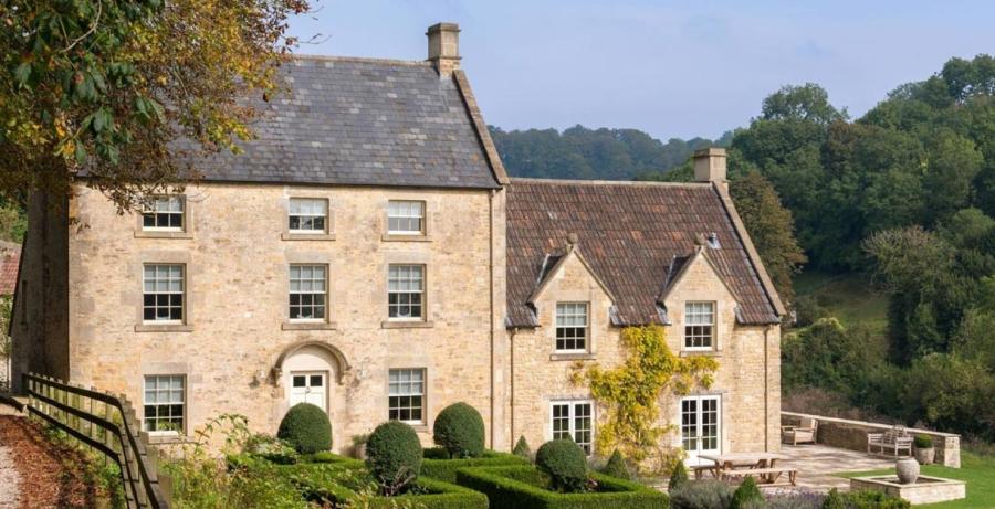 Cotswold Gardens B&B - Wonderful Winchcombe A stunning farmhouse set amongst trees and landscaped gardens